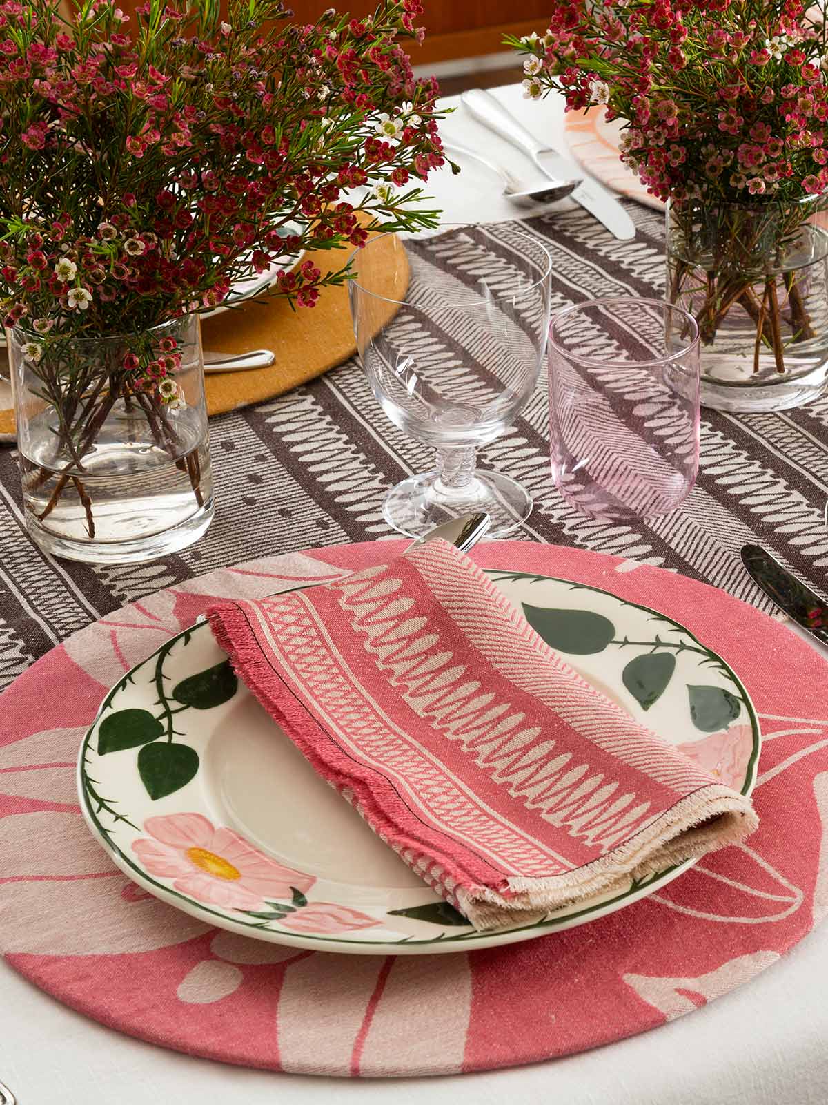 Linen Damask Tutti Le Foglie Charger Plate | Pink Linen Damask Tutti Le Foglie Charger Plate | Pink