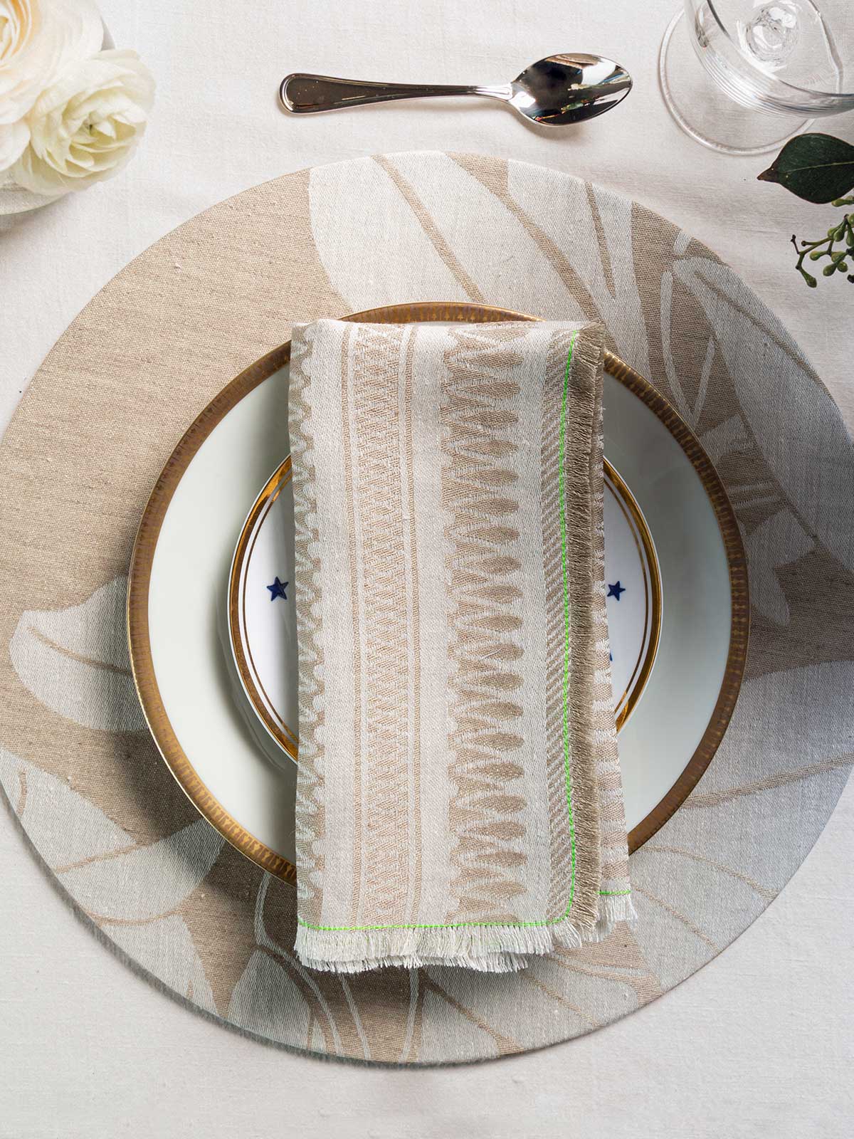 Linen Damask Tutti Le Foglie Charger Plate | Beige Linen Damask Tutti Le Foglie Charger Plate | Beige