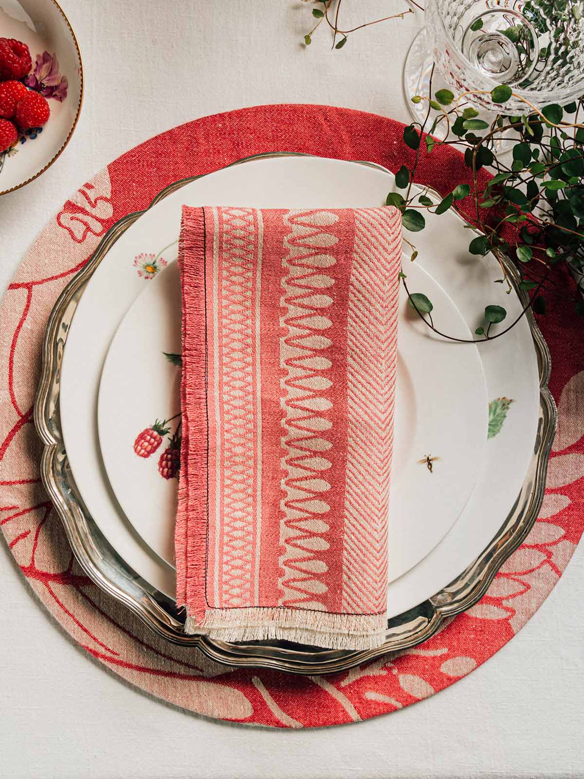Linen Damask Tutti Le Foglie Charger Plate | Rosso